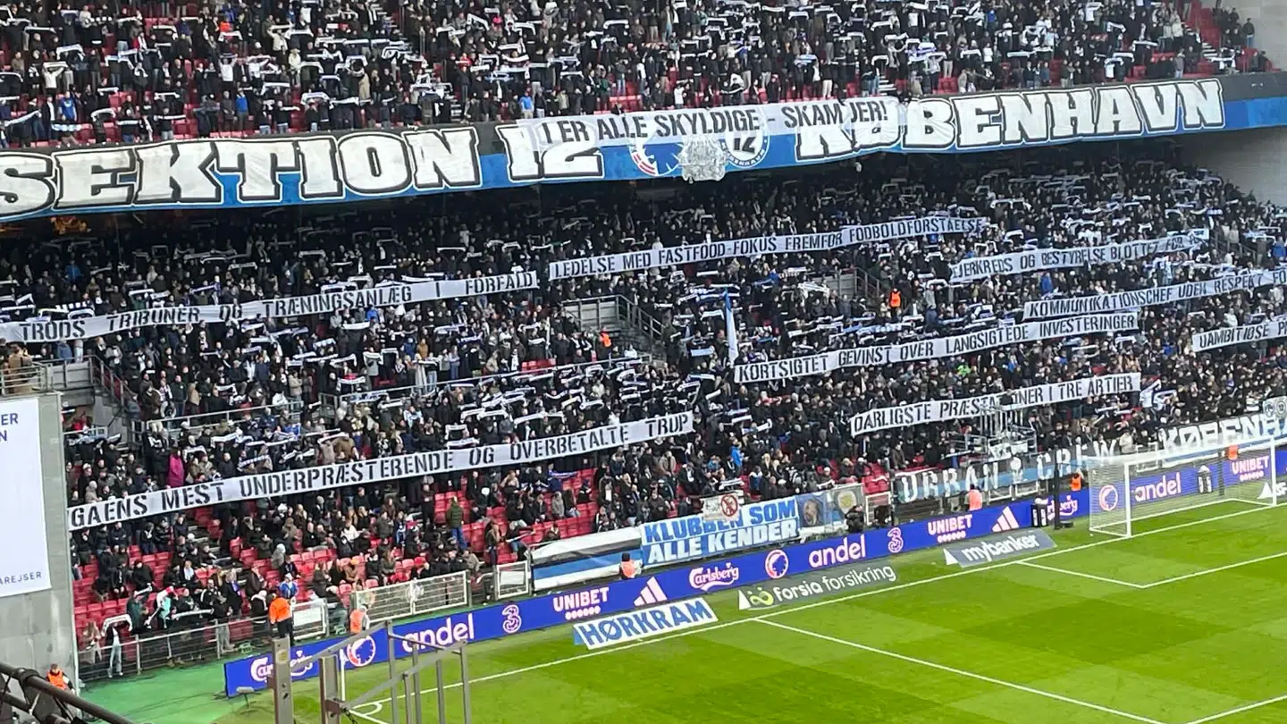 Tribunerne var pyntet med rasende bannere i forbindelse med kampen mod Randers, der endte med et FCK-nederlag og sendte klubben definitivt ud i en historisk krise med en plads i nedrykningsspillet.