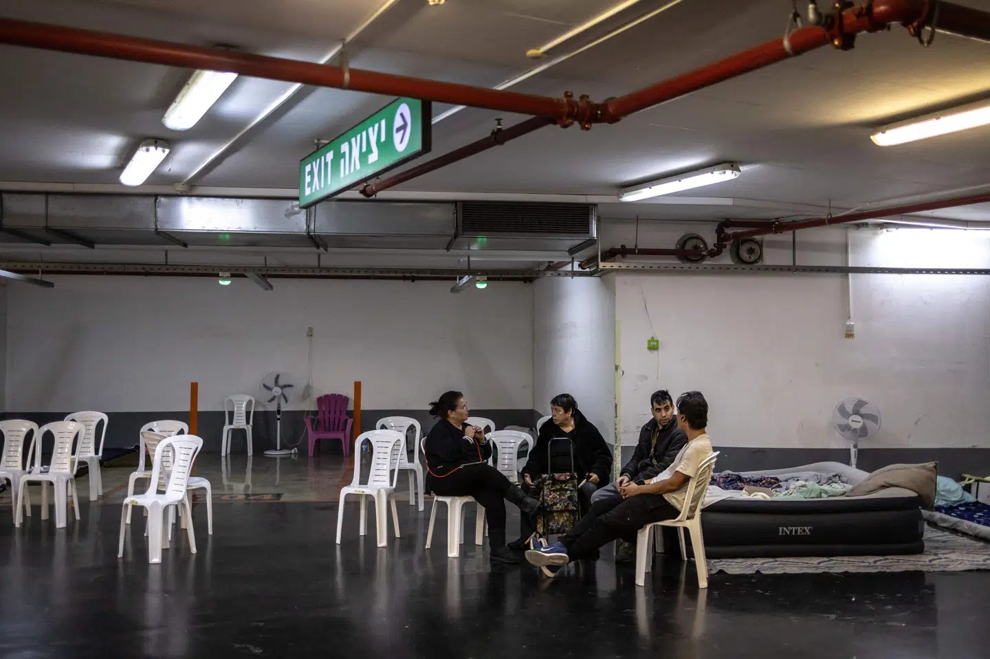 Indbyggere i Tel Aviv har torsdag taget ophold i en parkeringskælder, hvor de søger dækning mod de missiler og droner, som Iran sender ind over den israelske storby.