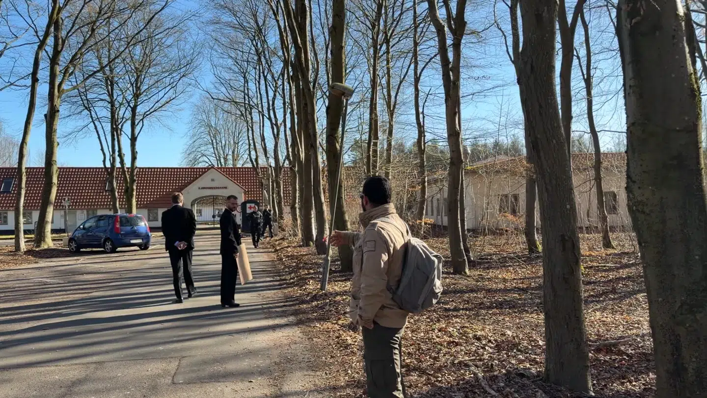 Her ses Fawad Ahmadinejad, der råber efter Morten Messerschmidt og hans rådgiver.