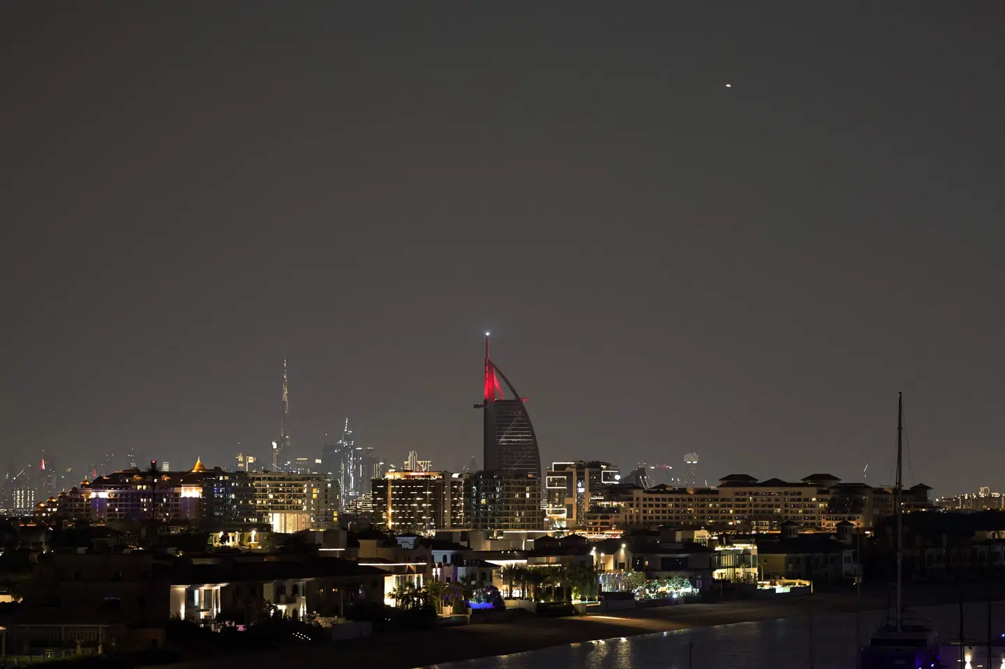 Et projektil ses over himlen i Dubai torsdag. Fly fra Air France havde ifølge dpa kurs mod Dubai, hvor det skulle hente franske statsborgere - men det måtte vende om. (Arkivfoto).