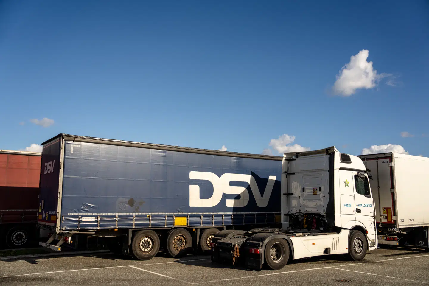 Lastbil fra transportfirmaet DSV holder parkeret ved motorvejscenter Karlslunde, torsdag den 12. september 2024. DSV er en global transport- og logistikvirksomhed.. (Foto: Mads Claus Rasmussen/Ritzau Scanpix)