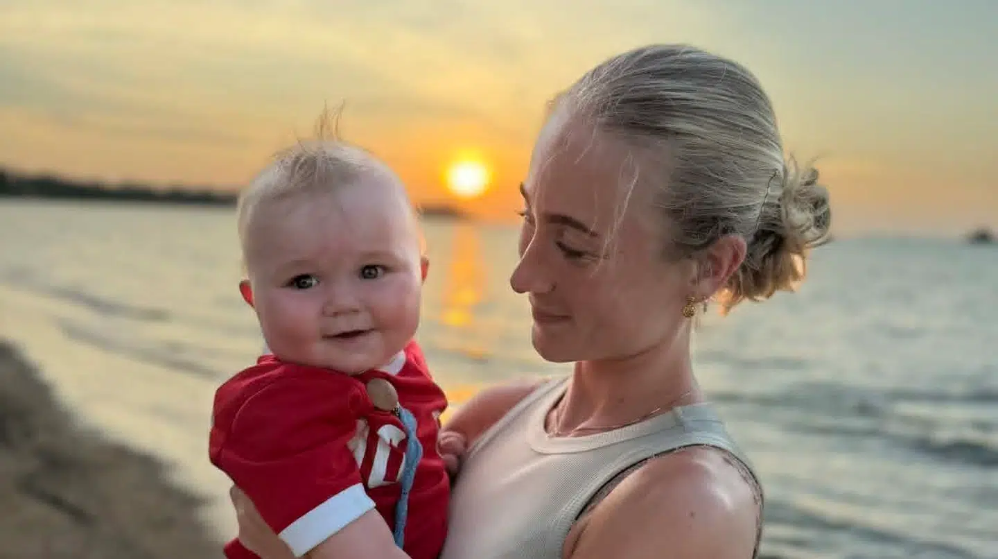 Frederikke Mejer Buchholtz med sin otte måneder gamle søn.