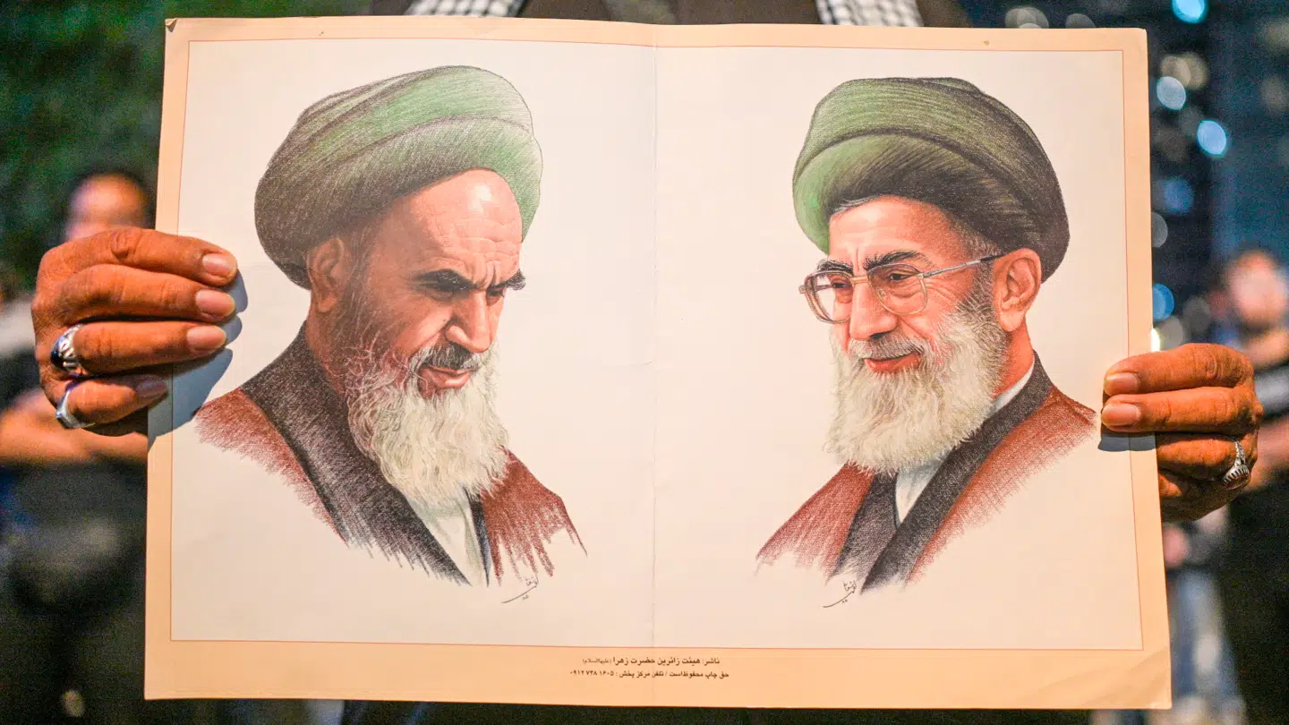 Den i 1989 afdøde Ayatollah Khomeini (til venstre) og hans afløser, den nyligt afdøde Ayatollah Khomenei.