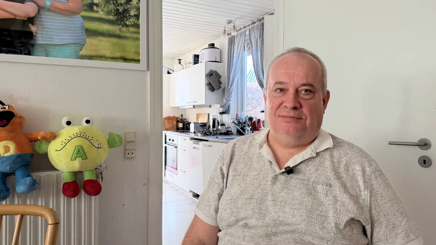Her ses Sven-Oliver Anders i sit hjem i Ejstrupholm tæt på udrejsecenteret Kærshovedgård. Han er nu alene med sine to børn.
