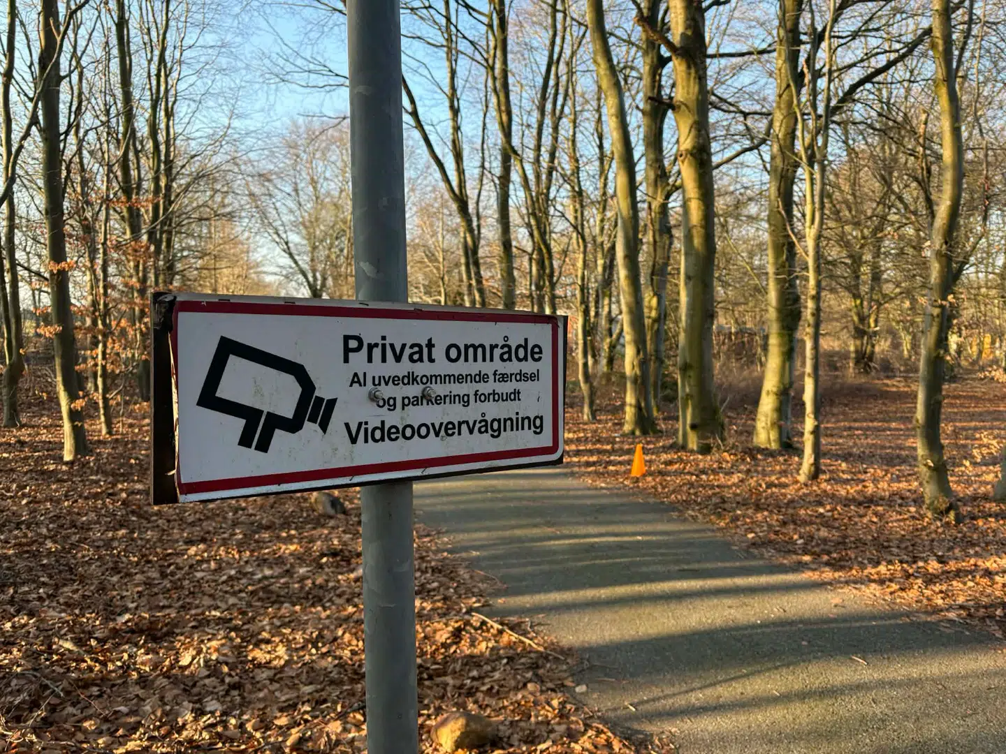 Sådan ser skiltet ud, du bliver mødt af, før du går ind i villakvarteret