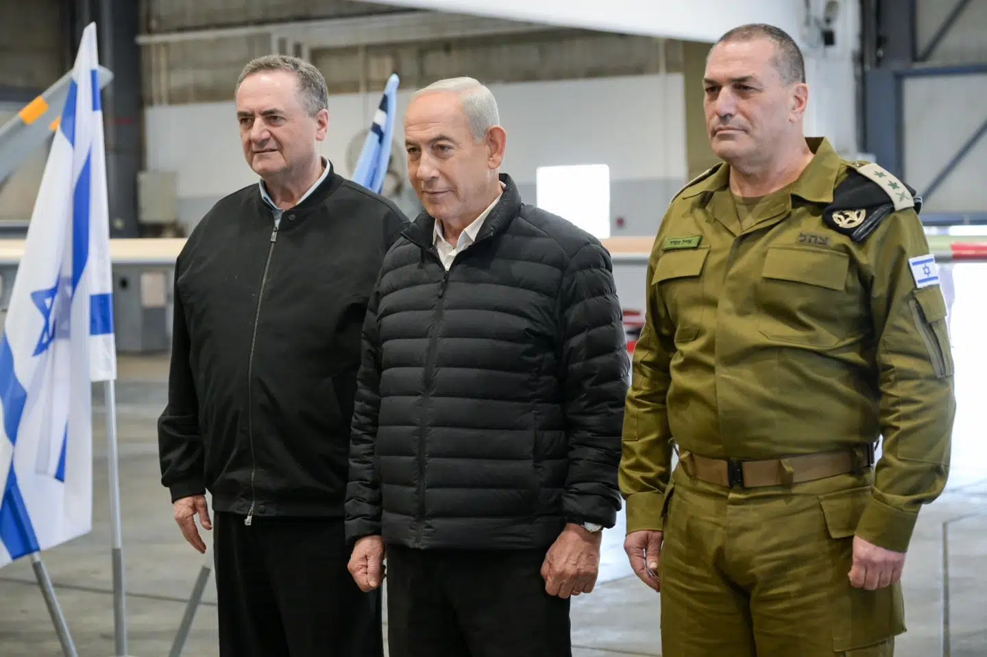 Israels premierminister, Benjamin Netanyahu, forsvarsminister Yisrael Kats og IDF chef, Eyal Zamir, besøger Palmachim luftbase i Israel, 3 marts 2026.