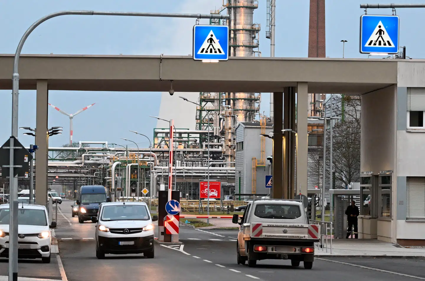 Det russiskejede raffinaderi PCK i det nordøstlige Tyskland er storleverandør af energi til hele området omkring Berlin og har stået på den sorte liste. Nu lukkes der op for forsyningerne igen.