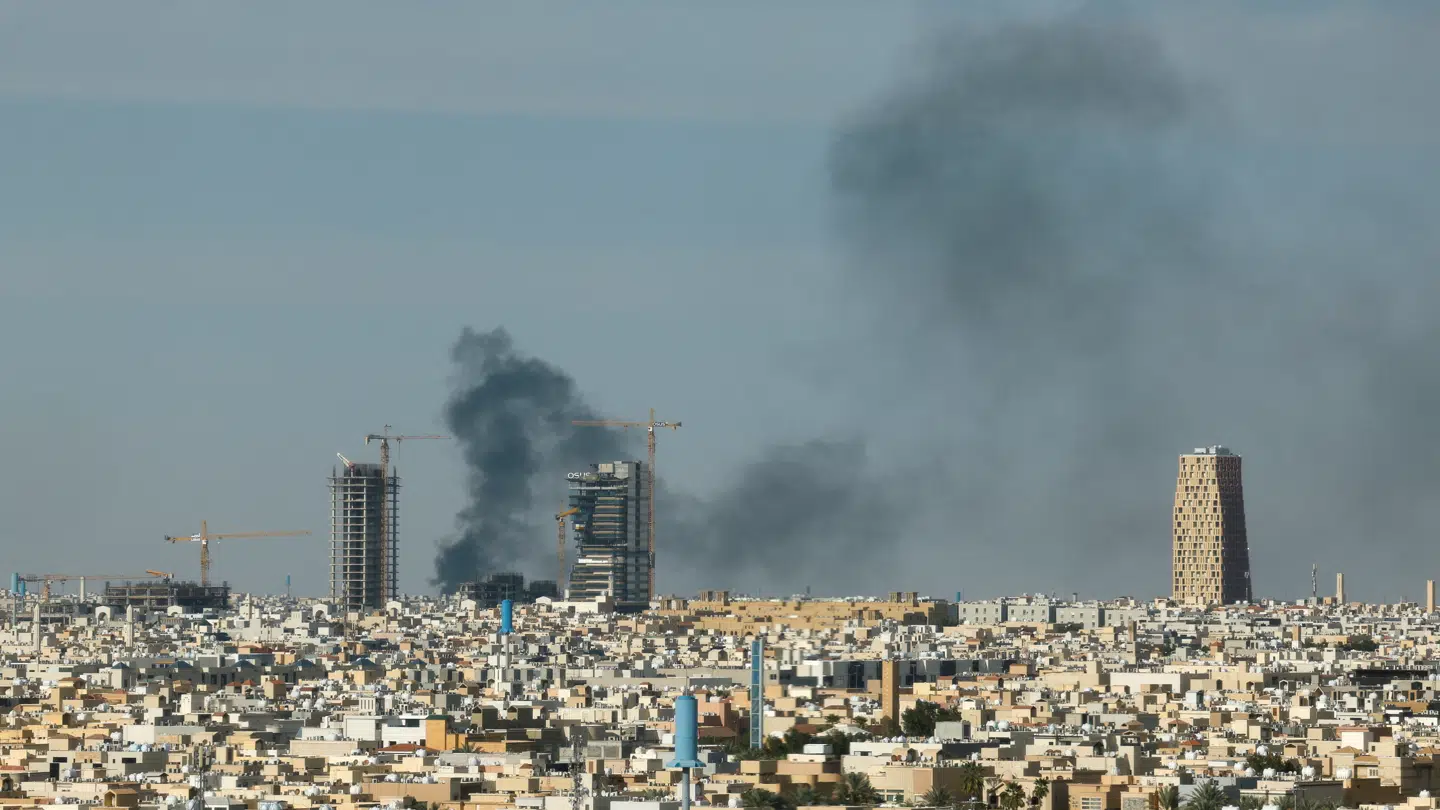 Her ses røg stige op over Riyadh i Saudi-Arabien den 5. marts.