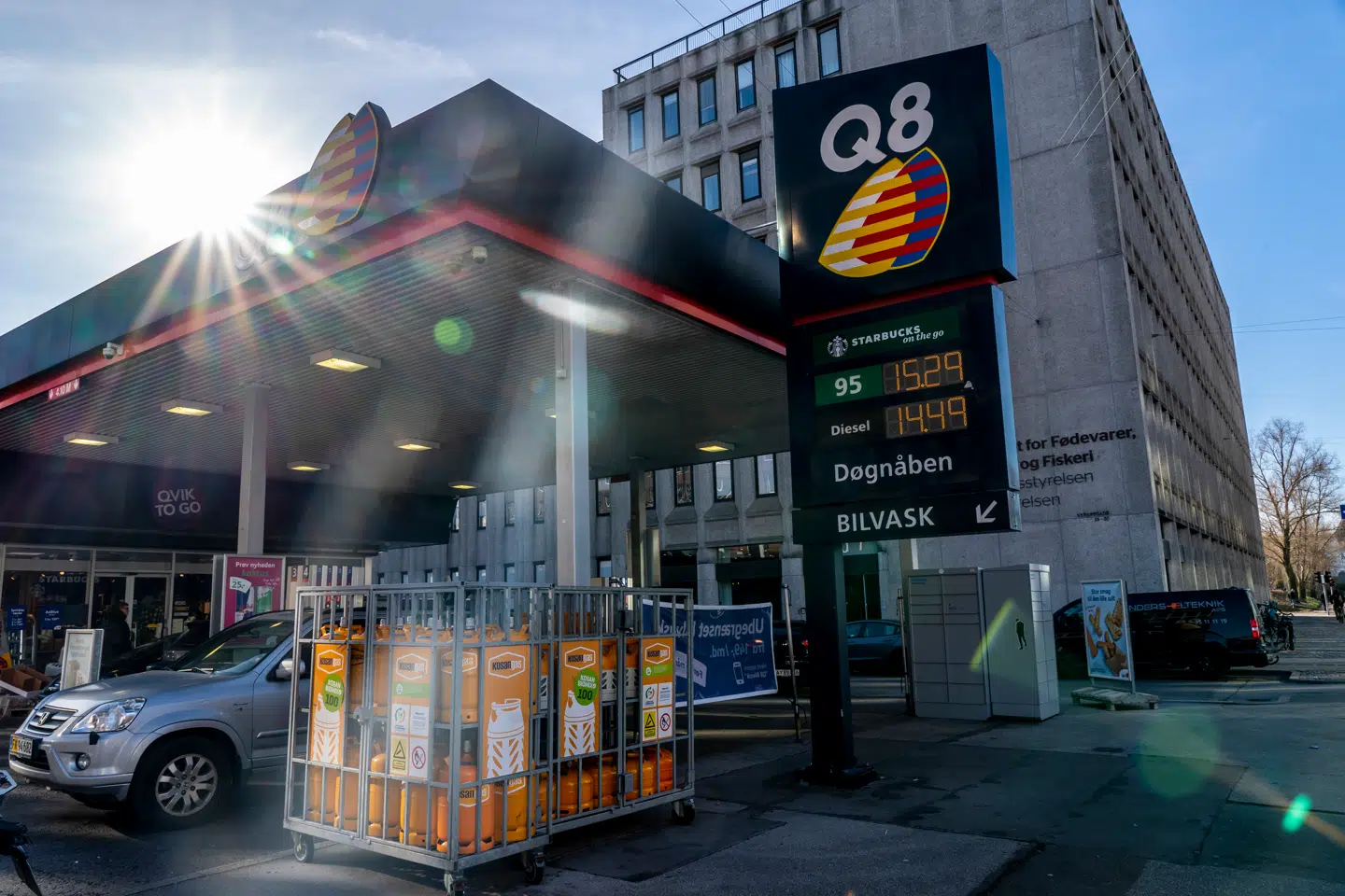 Få uger efter Ruslands invasion af Ukraine i februar 2022 kostede benzinen herhjemme 15,29 kroner pr. liter. Så højt op er den ikke kommet, men den stiger dagligt som følge af krigen i Mellemøsten.