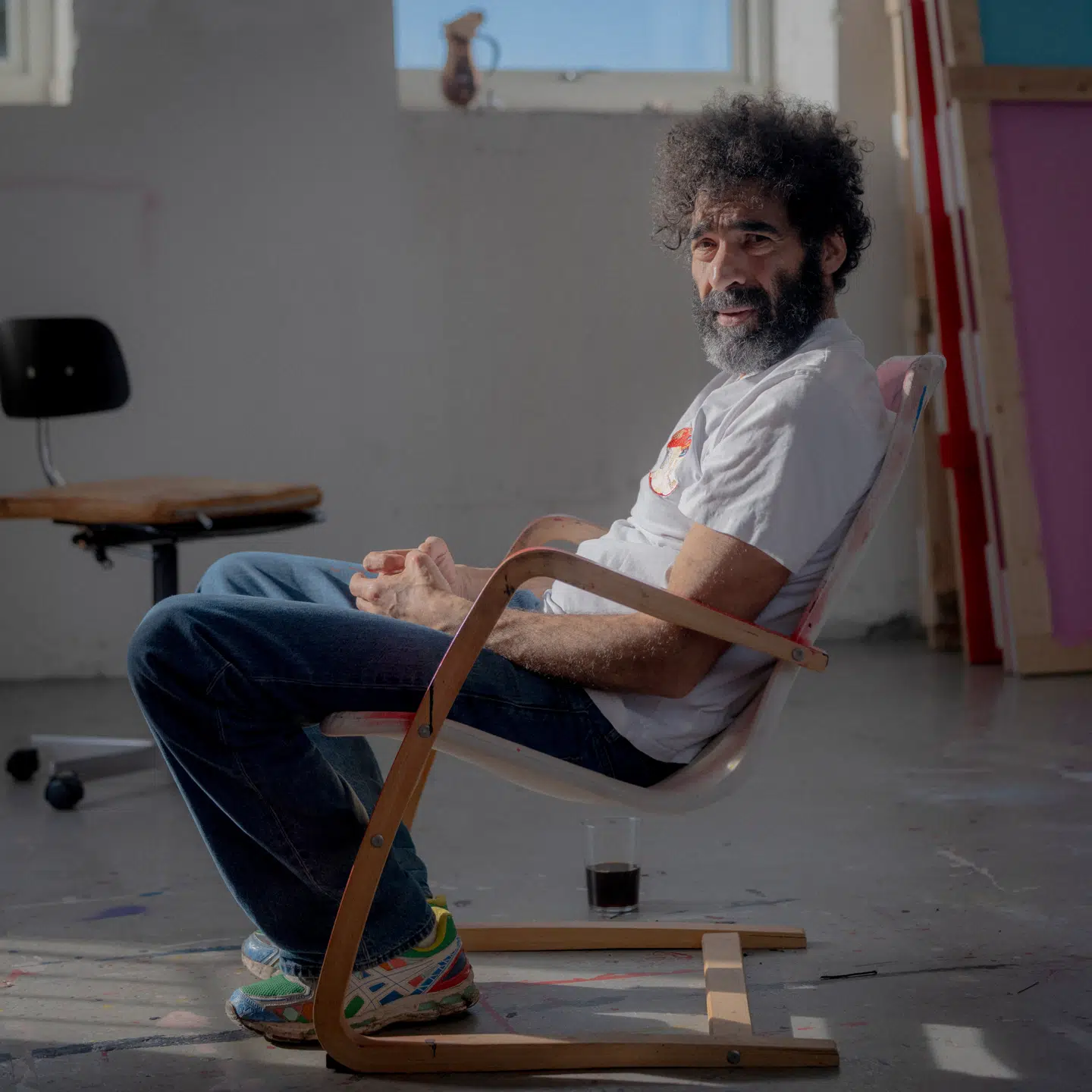 Når noget sker i Iran, sker det også i mig, og der er en konstant understrøm af uro, men også håb, i mig, siger den dansk-iranske billedkunstner Farshad Farzankia.