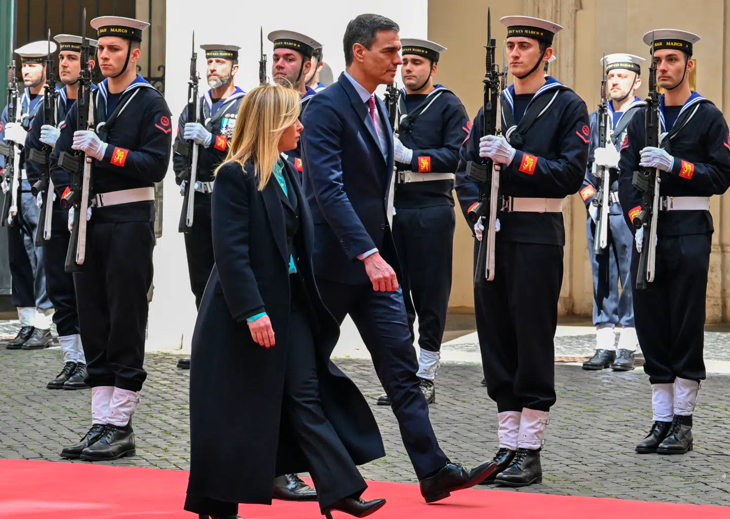 Giorgia Meloni og Pedro Sánchez skridter geleddet af under den spanske premierministers besøg hos sin italienske kollega. De to ellers alt andet end krigslystne sydeuropæiske ledere delager i en militæroperation for at beskytte Cypern.