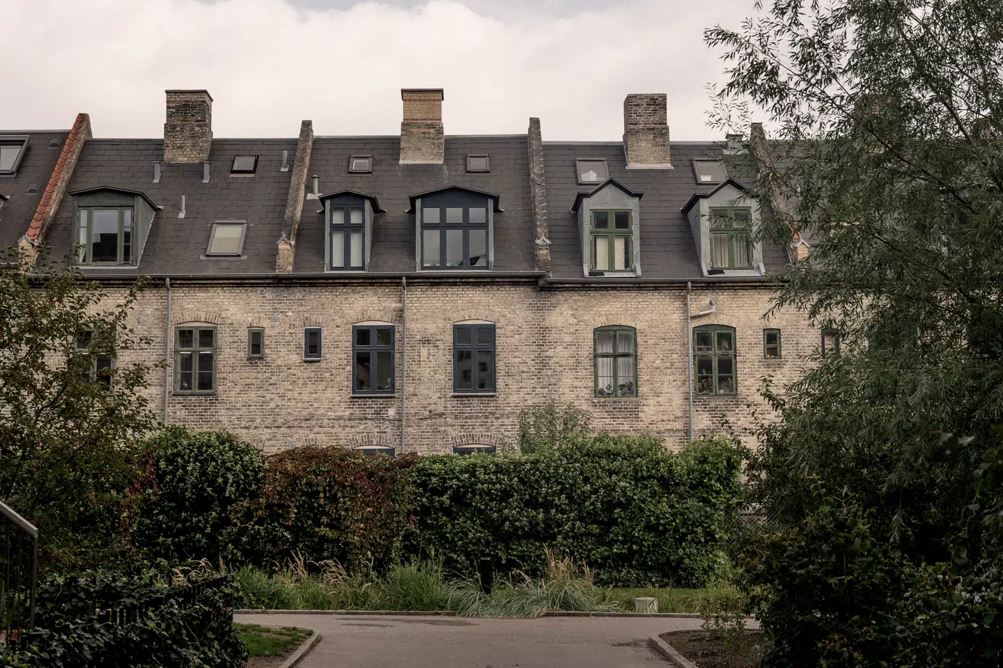 Når naboen spiller høj musik sent om aftenen og ikke respekterer dine henvendelser, kan det være svært at vide, hvad næste skridt skal være. Læs ekspertens råd til, hvordan du navigerer mellem at få ro og bevare et godt naboforhold.