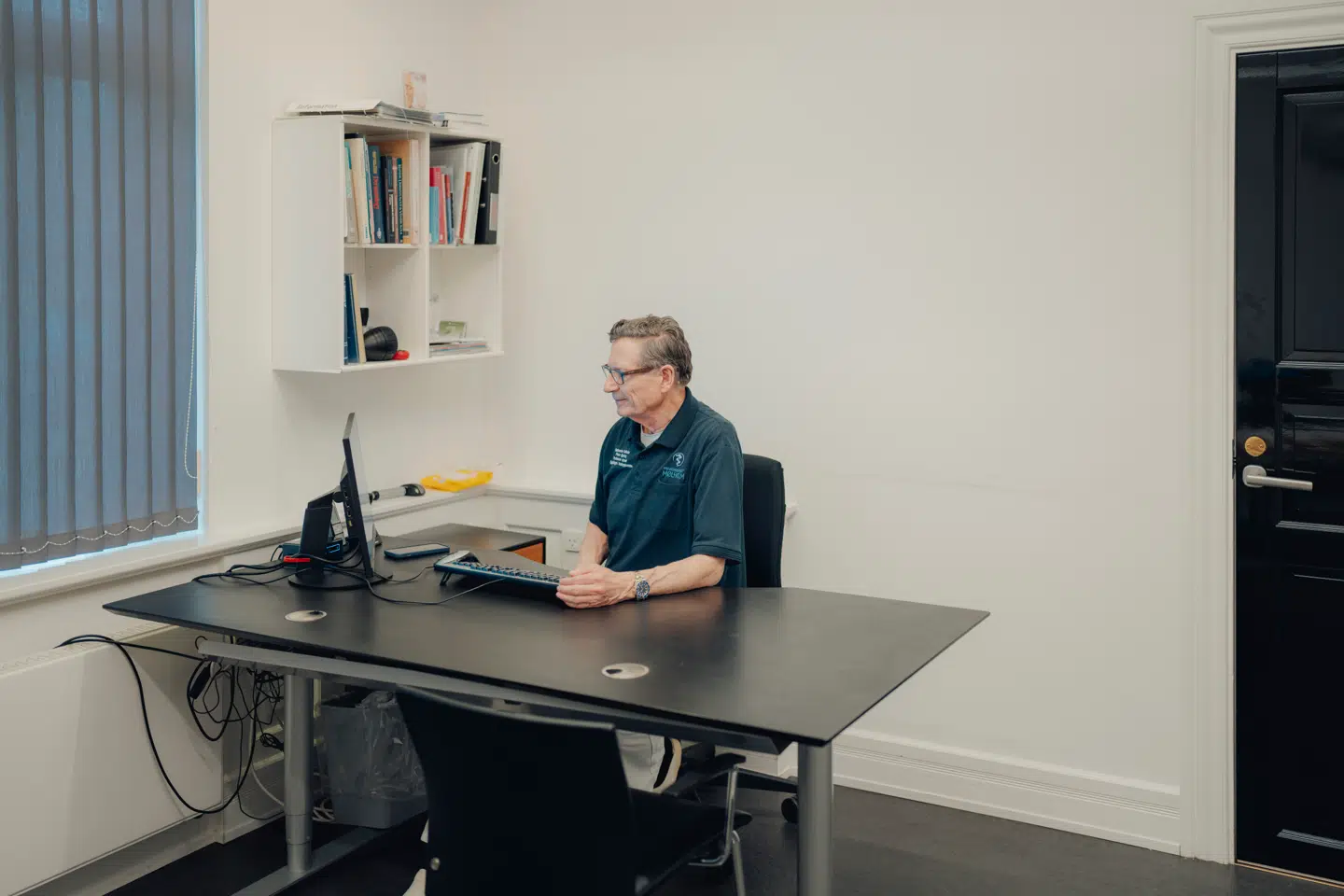 Med over 40 års erfaring som hudspecialist og professor i dermatologi har Peter Bjerring set det meste. Nu deler han den viden, han ville ønske, alle havde om huden og aldring – særligt når det kommer til at forebygge rynker.