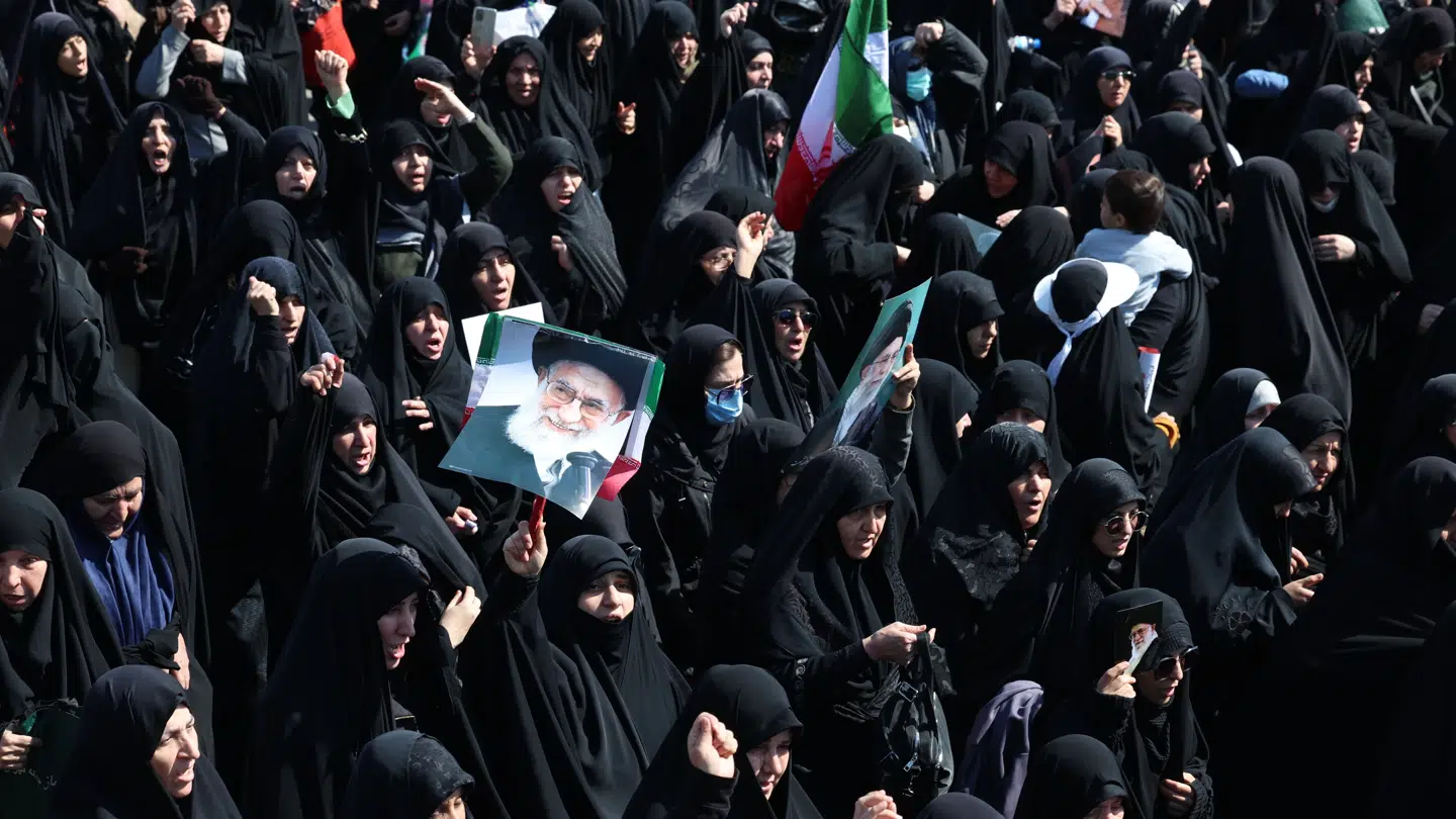 I Iran er der fortsat støtte til regimet. Det er dette optog for den afdøde leder, ayatollah Ali Khamenei, i Teheran et bevis på. Derfor er det store spørgsmål fortsat, hvordan Donald Trump vil udføre et regimeskifte.