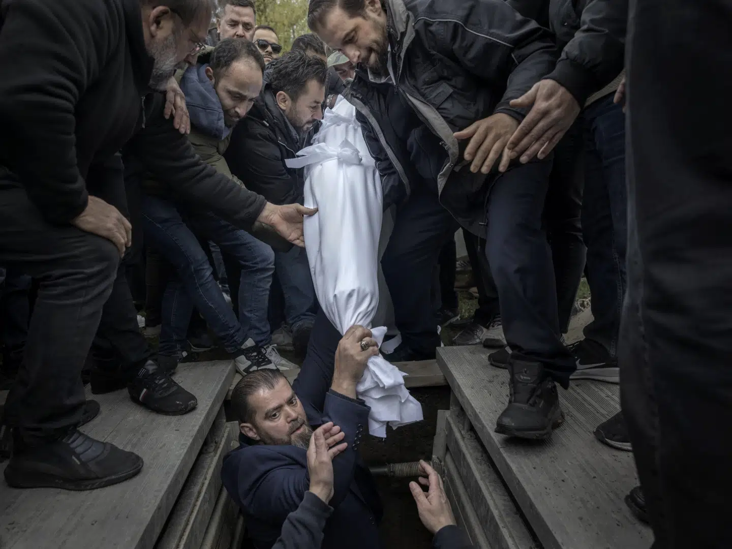 Vinder af kategorien 'Årets Pressefotograf' ved Årets Pressefoto 2025 (kollektion på fem billeder): ALLE VI BØRN I GANGSTERBY: Den 15-årige Aiham Ahmads lig modtages af hans far, Aiman, og en bedemand i Uppsala.