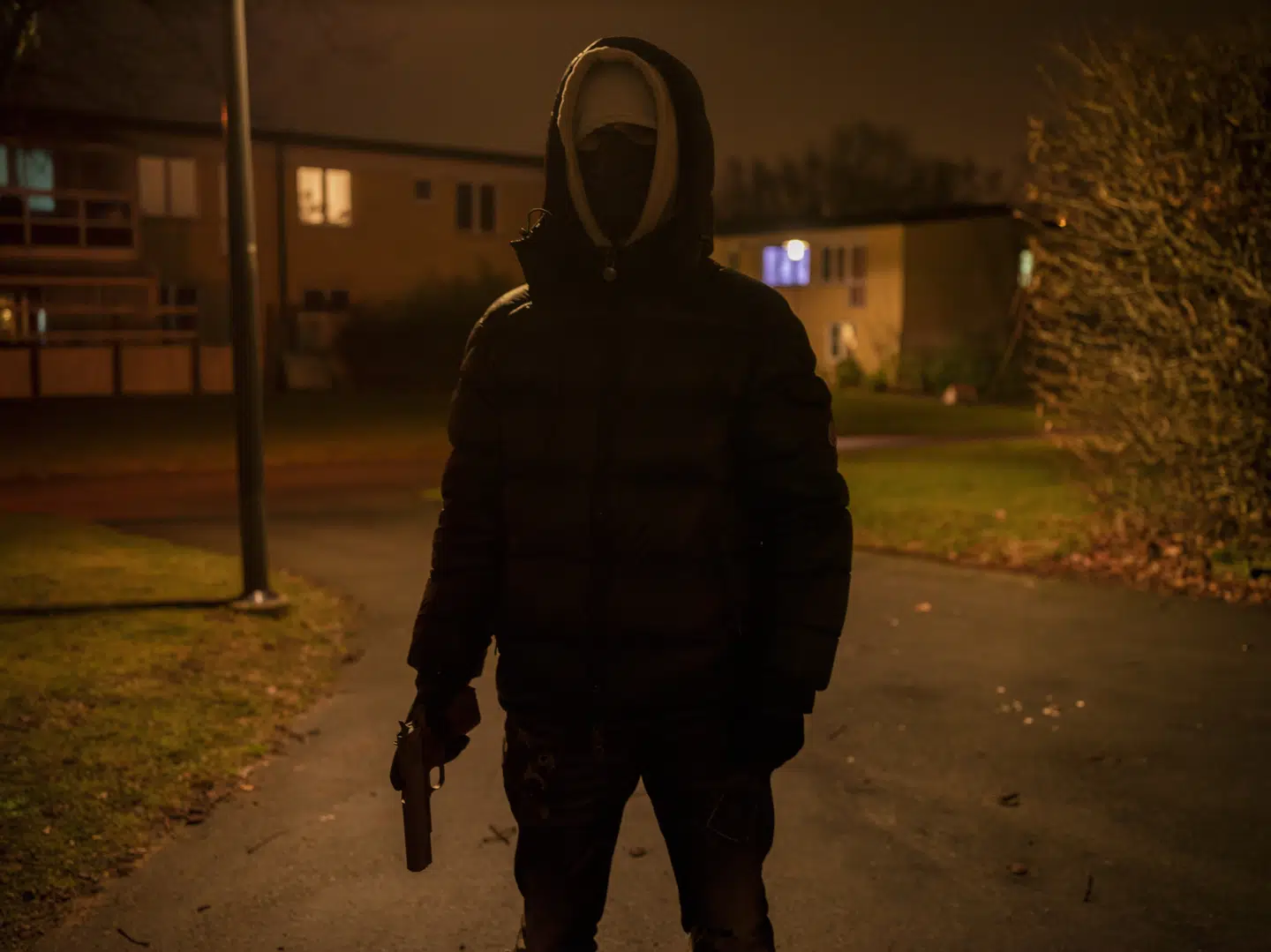 Vinder af kategorien 'Årets Pressefotograf' ved Årets Pressefoto 2025. ALLE VI BØRN I GANGSTERBY: En 19-årig mand poserer med en Colt M1911-pistol.