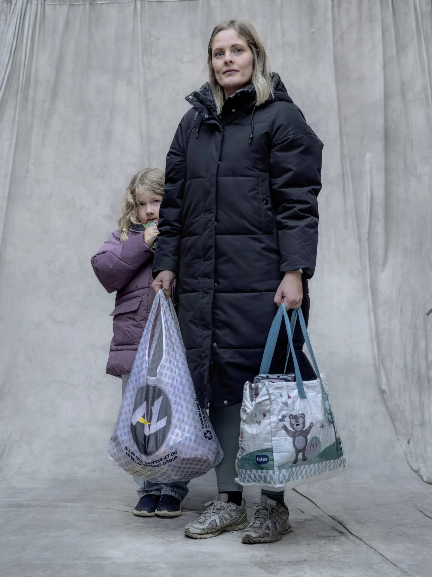 Vinder af kategorien 'Årets Pressefotograf' ved Årets Pressefoto 2025 (kollektion på fem billeder): I KØ TIL MAD: Tusindvis af danskere har mere end svært ved at få husholdningsbudgettet til at slå til. De stigende fødevarepriser og pressede sociale ydelser har fået køerne til at vokse overalt i landet, hvor der flere gange om ugen uddeles overskudsmad. Malene Lykke Christensen, 36 år, er uddannet pædagog og bor i Hjørring med sin datter Margit på seks år.