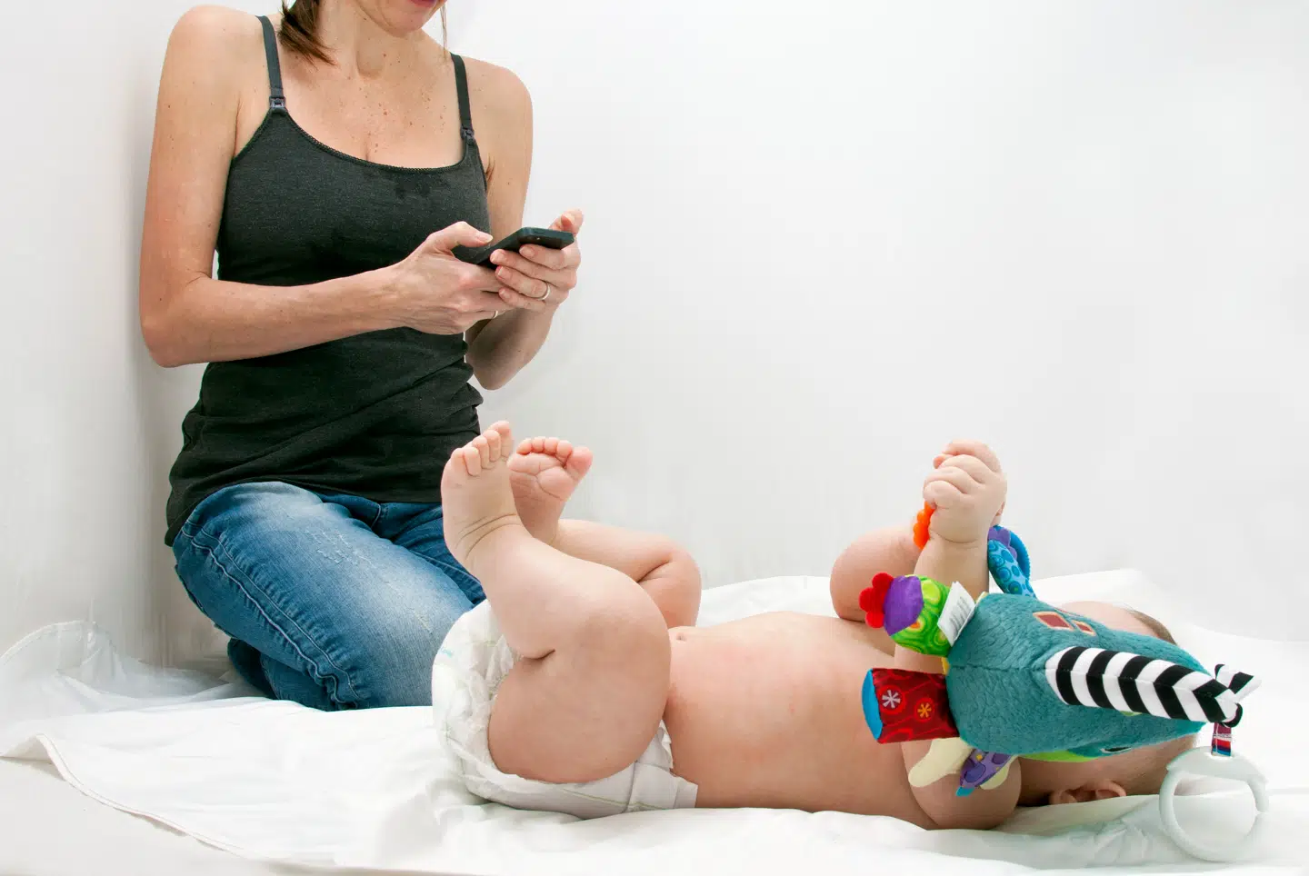 Schyy, mor scroller. Danske forældre bruger enorme mængder tid på deres skærme og sociale medier. Det bør der gribes ind mod, mener Christel Schaldemose (S), der er medlem af Europa-Parlamentet.