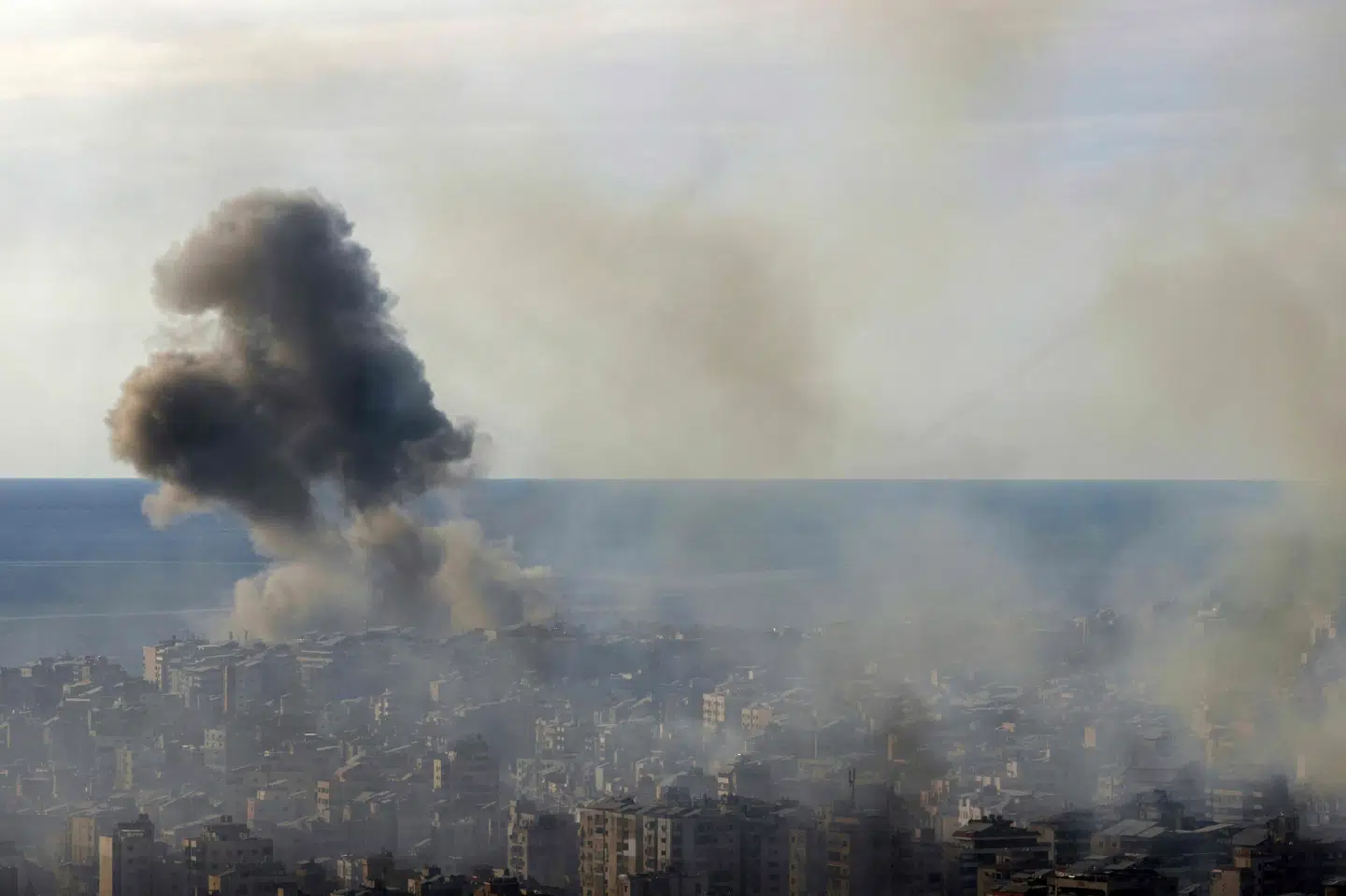 Røg stiger til vejrs efter israelske angreb på forstæderne til Beirut i Libanon. (Arkivfoto).