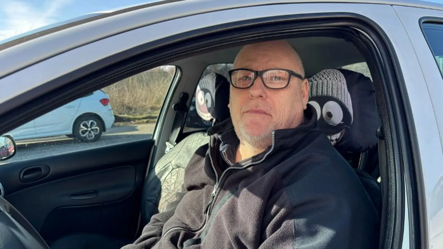 Claus Petersen er virkeligt frustreret over, at priserne på benzin er gået amok.