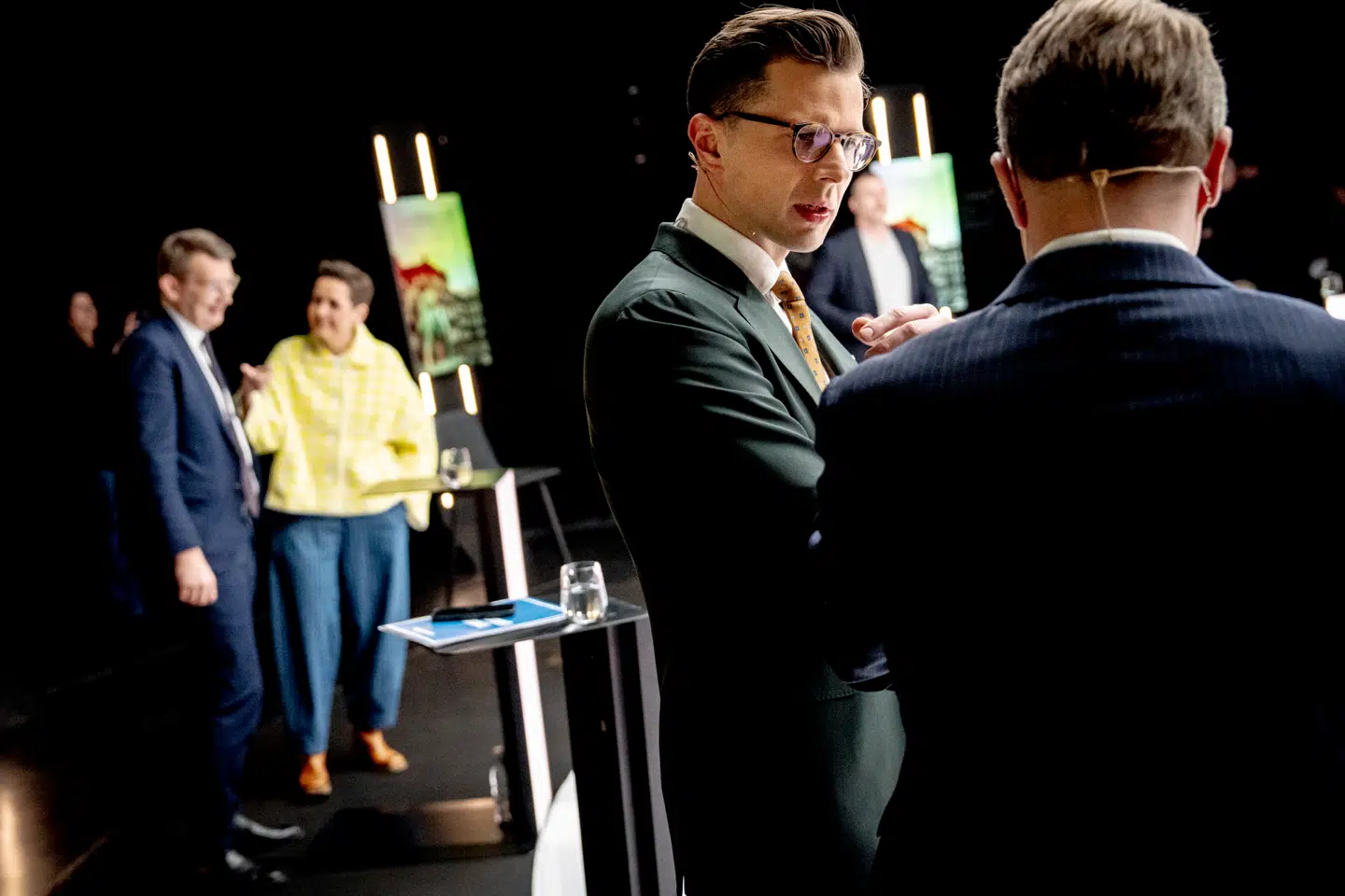 De borgerlige er simpelthen blevet bange for deres egen skygge, skriver Amalie Lyhne i denne leder. Her ses Alex Vanopslagh (LA) i samtale med Morten Messerschmidt (DF) før partilederdebatten hos Danmarks Radio i sidste uge. Bagved ses Troels Lund Poulsen (V) og Pia Olsen Dyhr (SF).