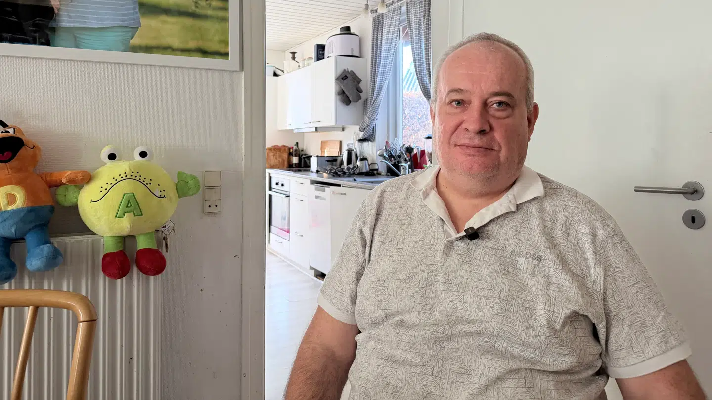 Her ses Sven-Oliver Anders i sit hjem i Ejstrupholm tæt på udrejsecenteret Kærshovedgård. Han er nu alene med sine to børn.
