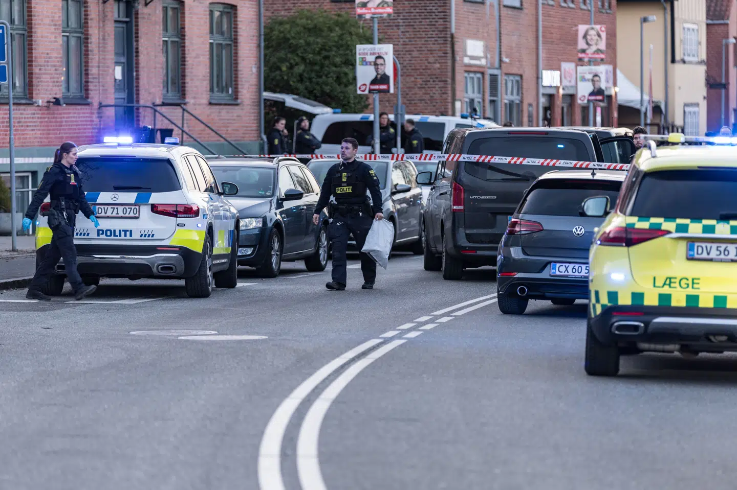 En person blev overfladisk såret i forbindelse med skud mod en bil onsdag på Måløv Hovedgade.