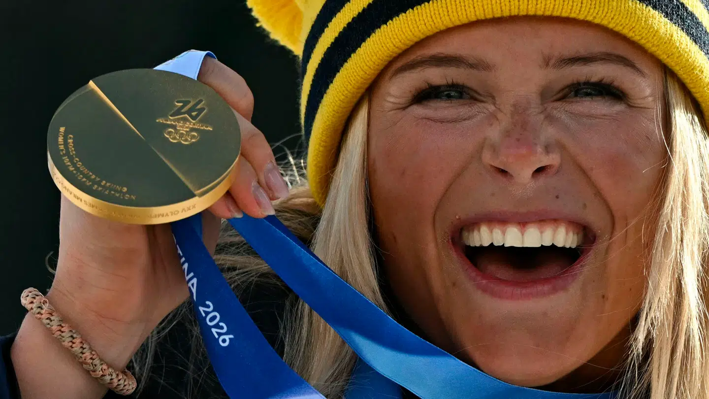 Frida Karlsson fejrer en guldmedalje ved det netop overståede vinter-OL i Italien.