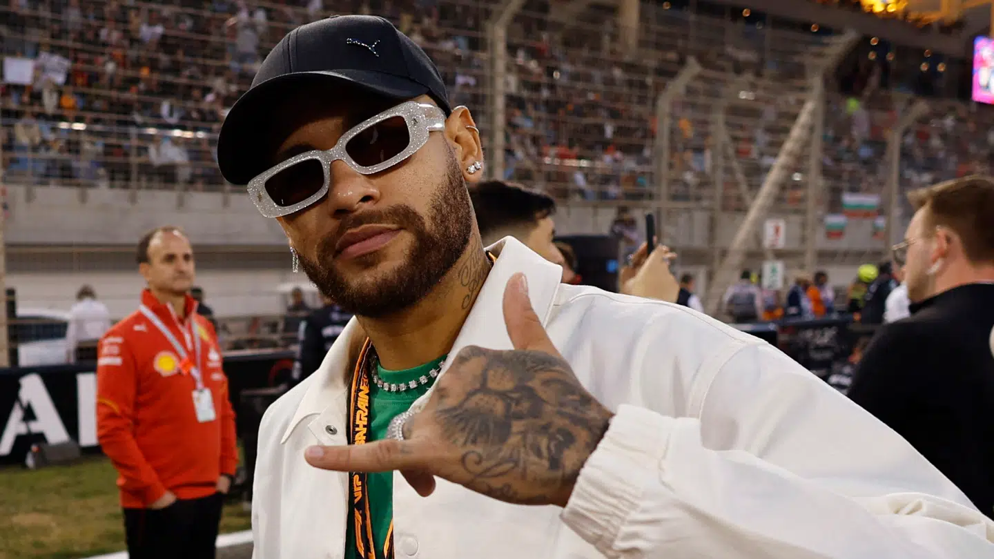 Fodboldstjernen Neymar trækker endnu en gang overskrifter.