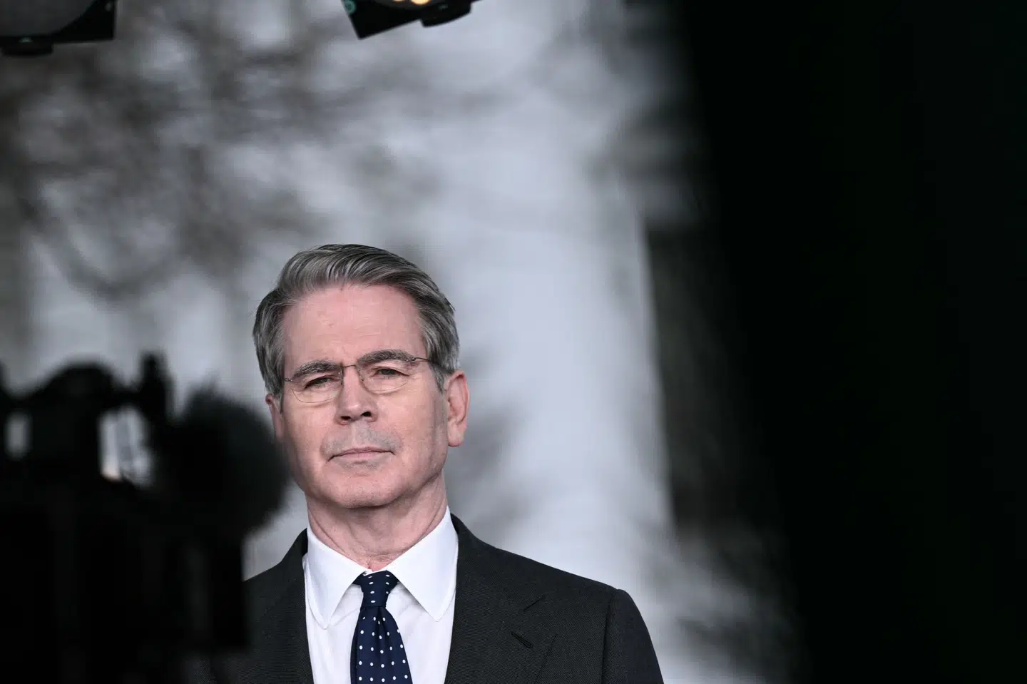 Scott Bessent siger, at USA's regering kan øge udbuddet af olie ved at dispensere for amerikanske sanktioner på russisk olie. Prisen på råolie er steget med næsten 30 procent, siden USA og Israel lørdag i sidste uge indledte en militæroperation i Iran.