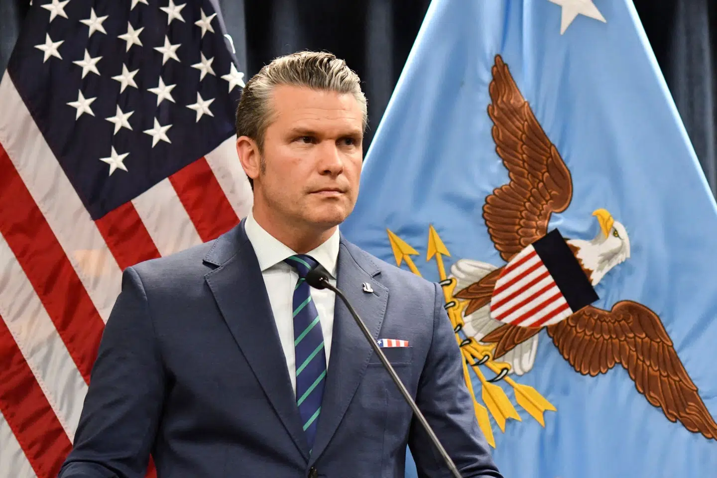 USA's forsvarsminister, Pete Hegseth, siger, at Donald Trump er klar over, hvem der taler med hvem, når det gælder krigen i Iran. - Og alt, hvad der ikke burde finde sted, uanset om det er offentligt eller bag kulisserne, vil vi konfrontere - og det vil vi gøre med fuld styrke, siger Pete Hegseth til CBS-programmet "60 Minutes".