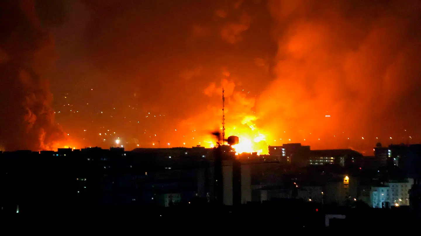 Lufthavnen Mehrabad i Teheran står lørdag morgen i flammer efter israelske luftangreb.