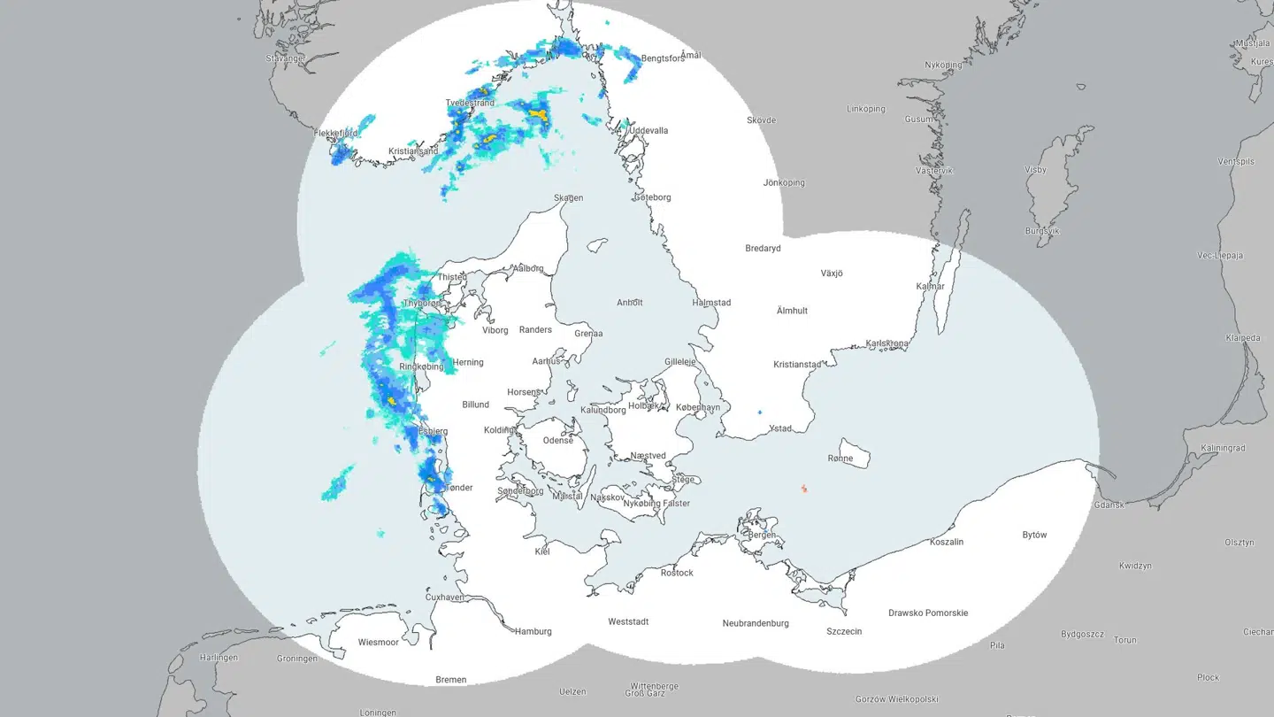 Regn og skyer er på vej ind over landet efter flere dage med solskin fra en blå himmel.