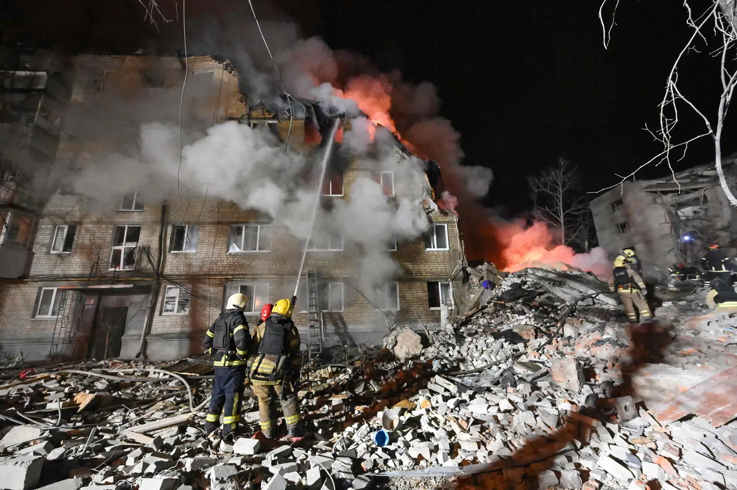 Brandfolk er i gang med at slukke ild i en bygning på fem etager i byen Kharkiv.