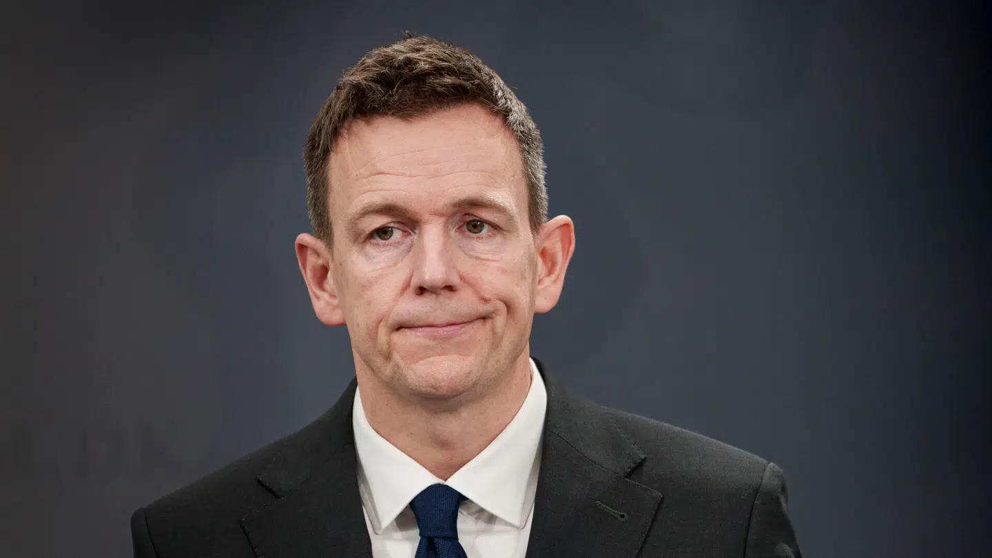 Overfor B.T. udtrykker udlændinge- og integrationsminister Rasmus Stoklund (S) sympati for Sven-Oliver og forståelse for hans vrede. Dog afviser han at bryde med de internationale konventioner, ligesom han heller ikke giver nogen garanti for, at Sven-Olivers ønsker bliver opfyldt.