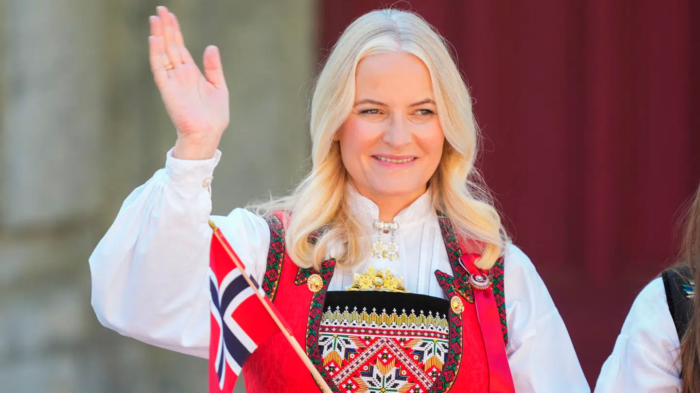 Kronprinsesse Mette-Marit er så godt som sunket i jorden.