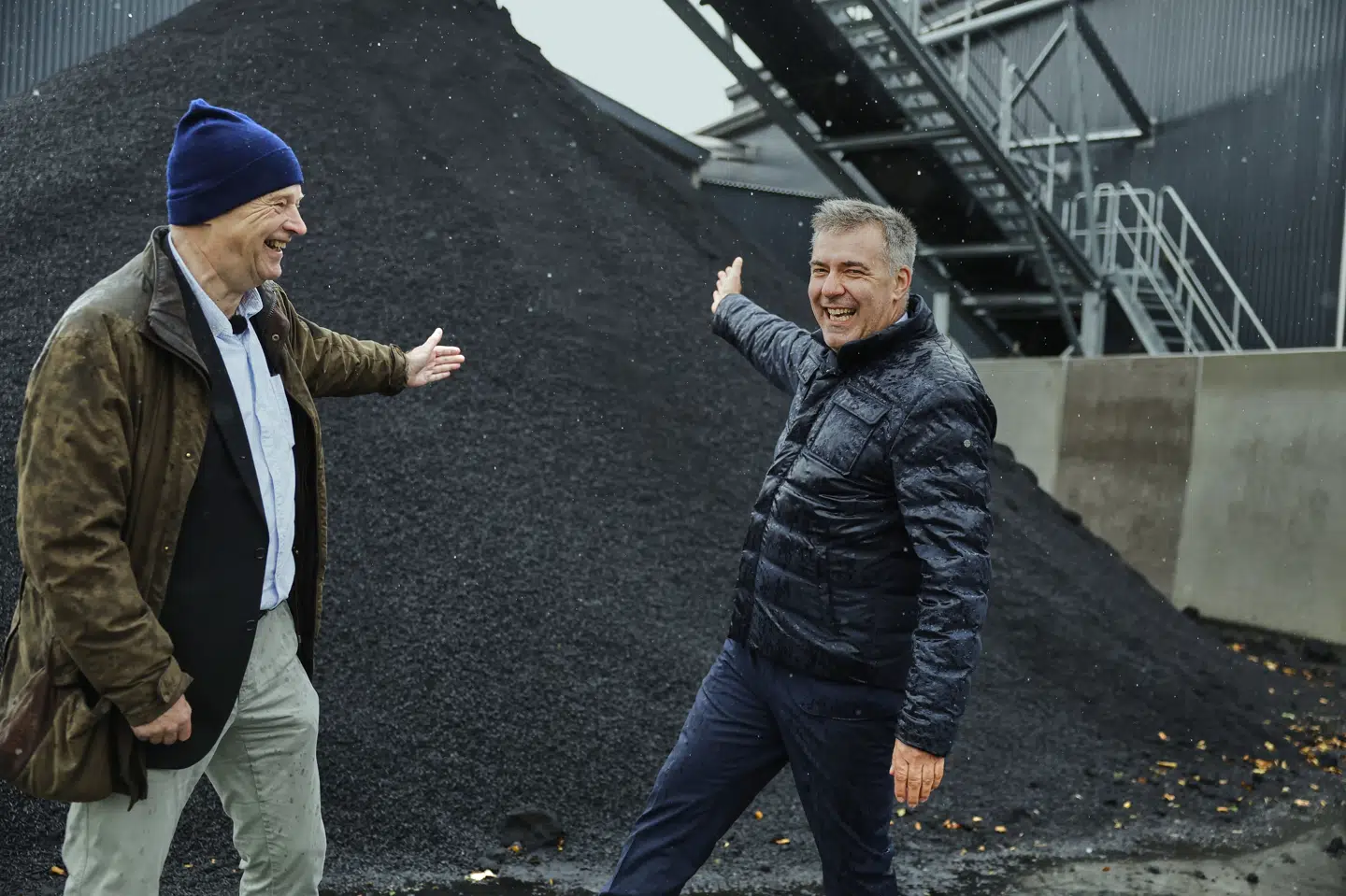 Der var brede smil på læberne hos klimaminister Lars Aagaard (M) ved indvielsen af pyrolyseanlægget i Vrå i Nordjylland i oktober 2024. Siden er der sået tvivl om anlæggets betydning for sundhed og miljø i lokalområdet. (Arkivfoto).