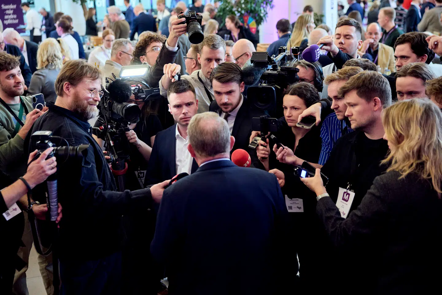 Udenrigsminister Lars Løkke Rasmussen (M) er endt som manden i midten af dansk politik, og hvis de seneste meningsmålinger holder stik, kan Løkke meget vel ende som kongemager. Spørgsmålet er, hvad han vil bruge magten til.