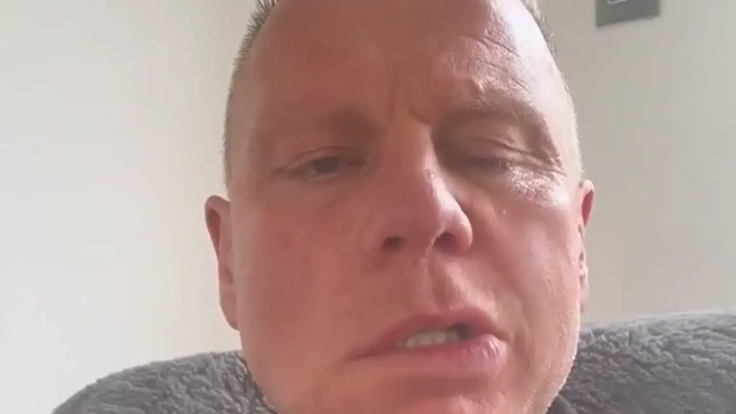 Den tidligere professionelle fodboldspiller åbner op i en følelsesladet video.