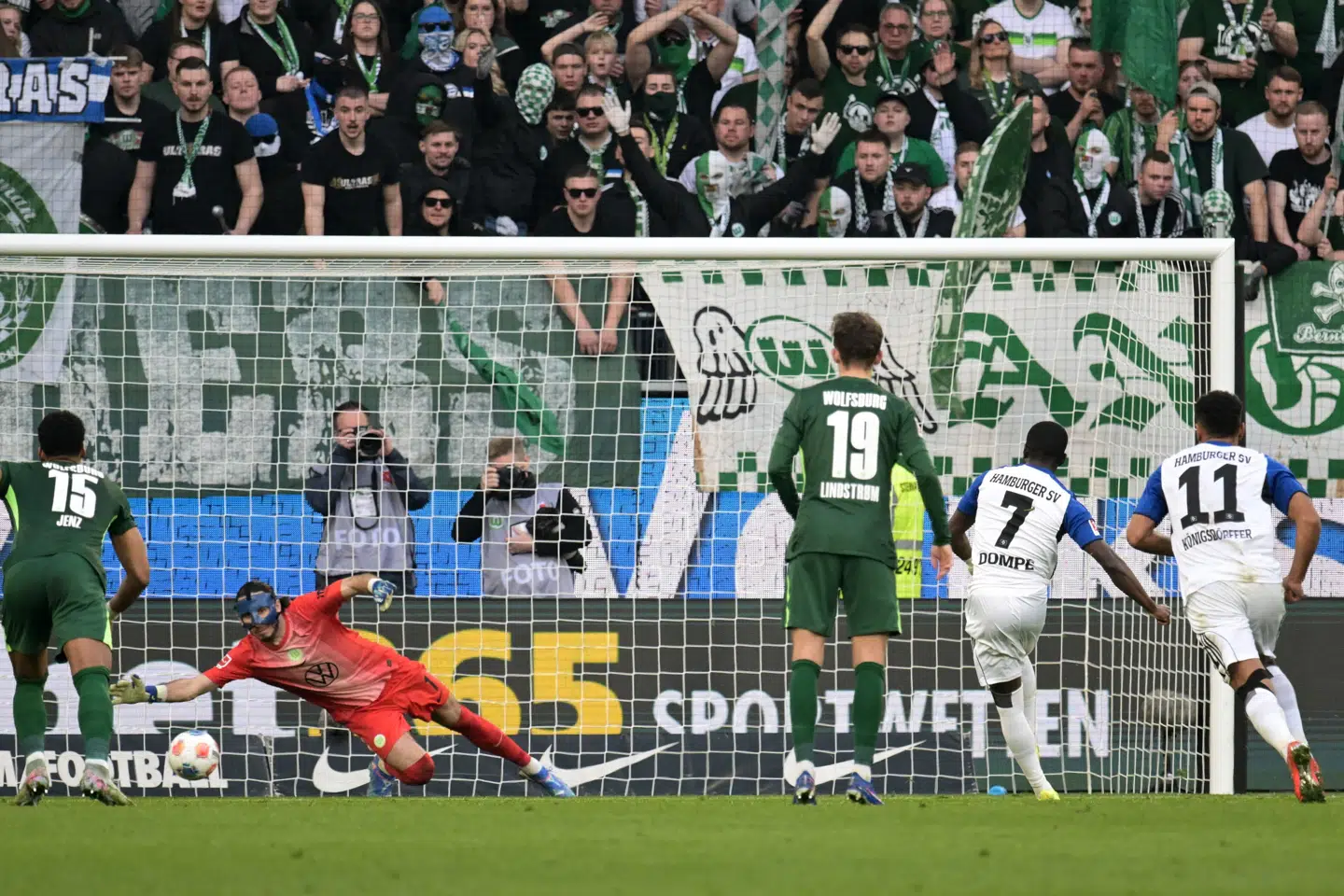 Jesper Lindstrøm (nummer 19) kunne se Jean-Luc Dompe score Hamburgs sejrsmål på kampens tredje straffespark.