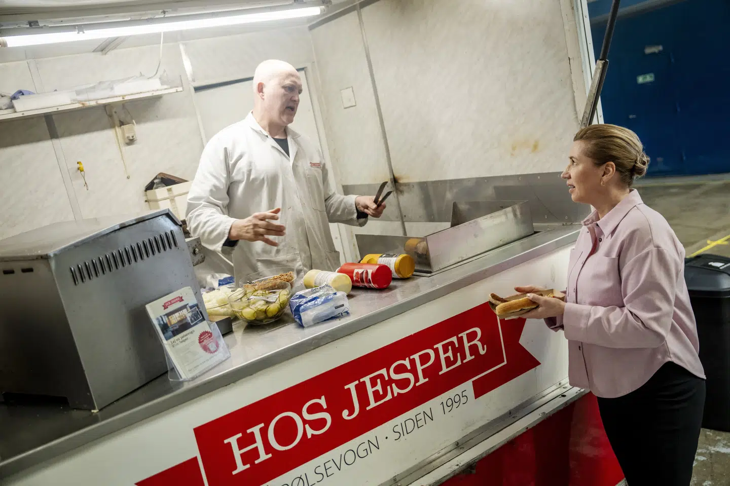 En valgkamp byder på mange ting for politikerne, og her får statsminister Mette Frederiksen (S) sig en pølse under et besøg hos virksomheden Ege Tæpper i Gram i fredags.