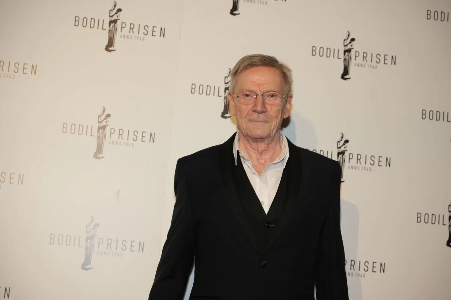 Jesper Christensen har lørdag modtaget en Æres-Bodil ved prisuddelingen i København. De danske filmkritikere, som uddeler prisen, roser ham for at være en ener, som leverer skuespil på højeste niveau.