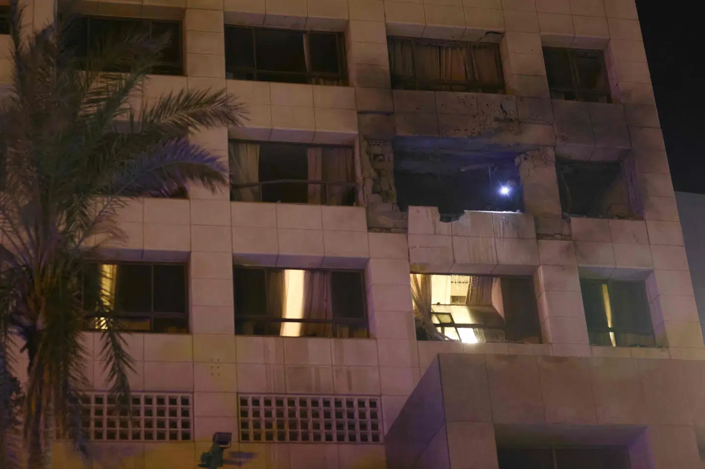 Et værelse i Ramada-hotellet i det centrale Beirut er blevet ødelagt i et angreb. Fire meldes dræbt, og ti er kvæstet.
