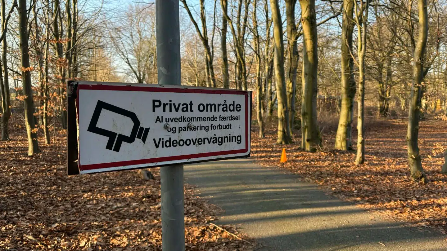 Man bliver mødt af dette skilt, når man går ind til villakvarteret