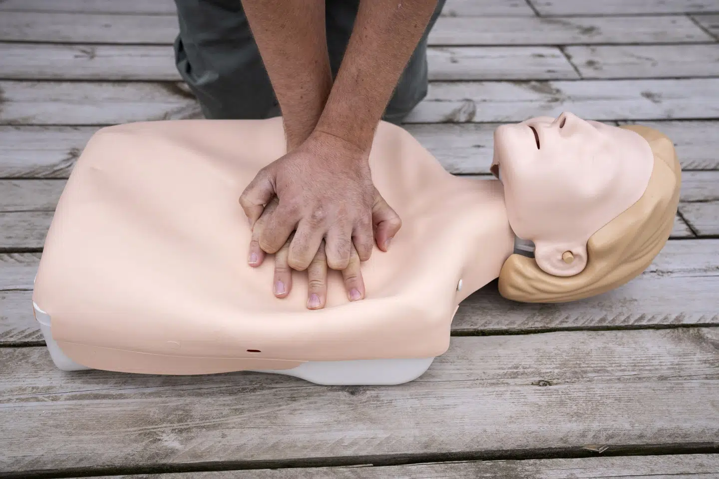 Mænd og kvinder har lige stor chance for at blive genoplivet, hvis de falder om med hjertestop på gaden. Det er godt nyt, lyder det fra overlæge. (Arkivfoto).