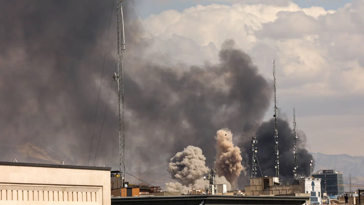 Her ses røg efter en eksplosion i Irans hovedstad, Teheran. Billedet er taget 1. marts efter et luftangreb.