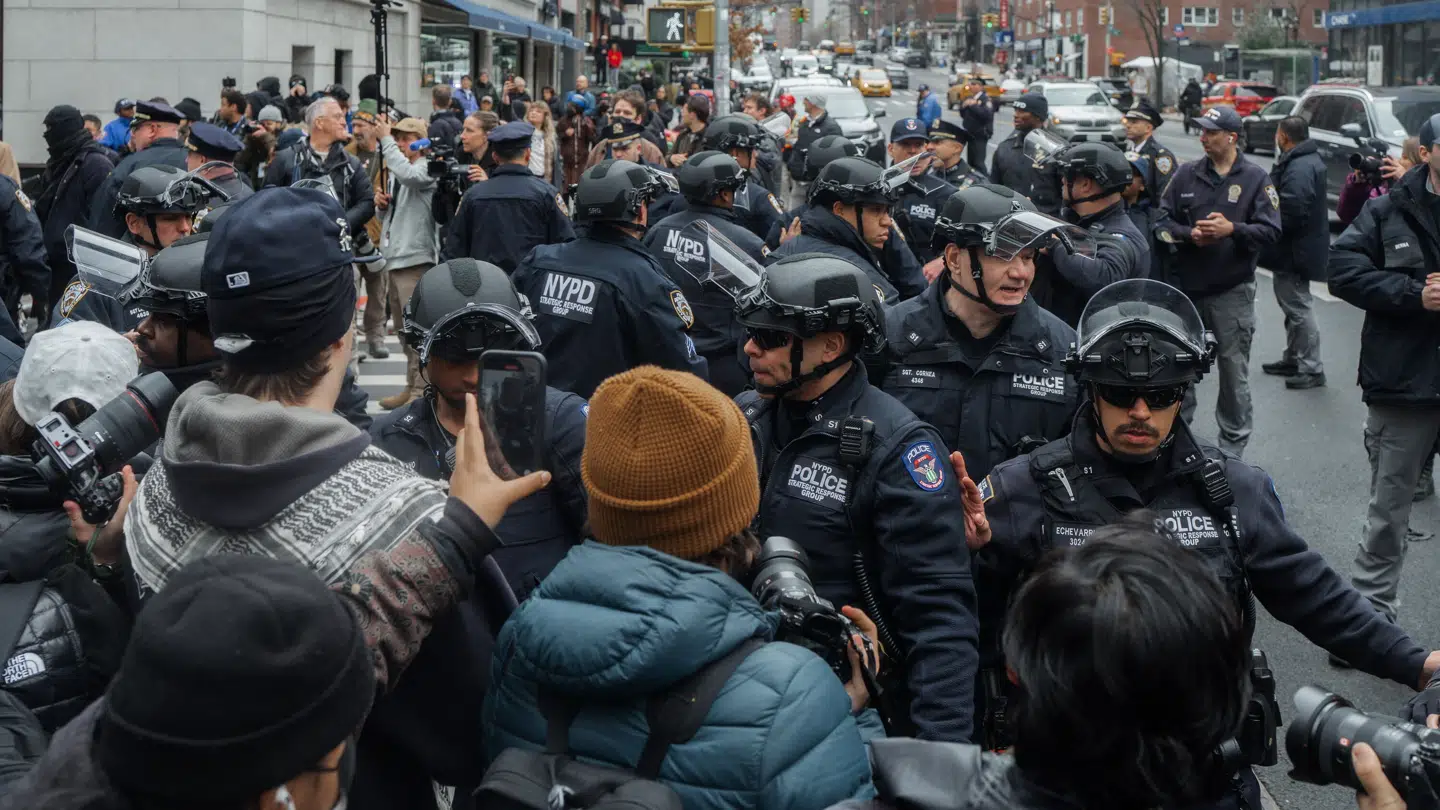 Der var kaotiske tilstande foran borgmesterresidensen i New York, da to potentielle eksplosive enheder blev fundet under to modstridende demonstrationer.