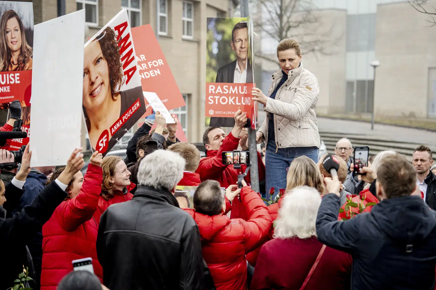 I sidste weekend kravlede statsminister Mette Frederiksen (S) op i lygtepæle for at hænge plakater op af Rasmus Stoklund (S) i Frederikssund.