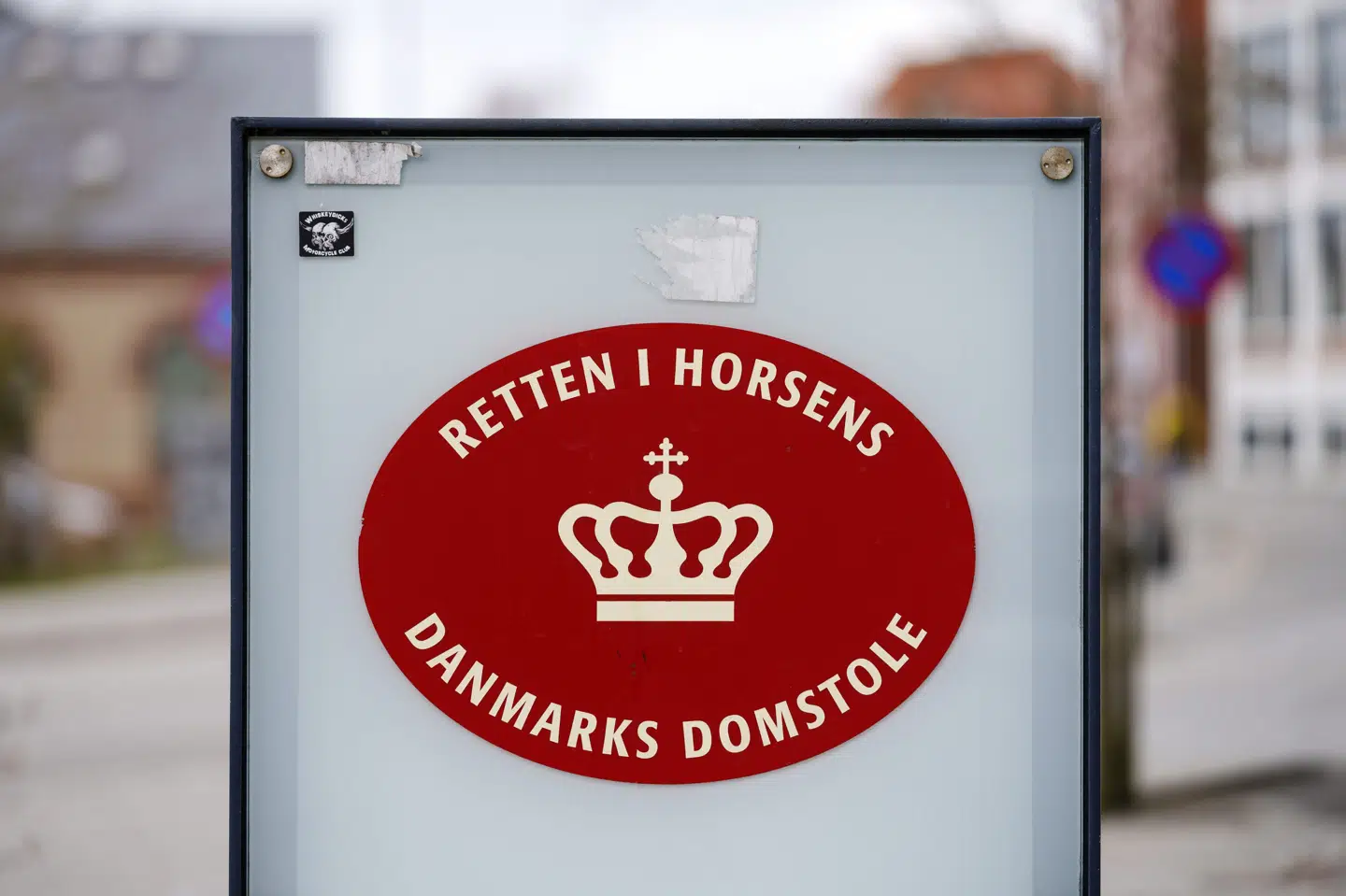 Tre mænd og tre kvinder fremstilles søndag formiddag i grundlovsforhør ved Retten i Horsens. Anklagemyndigheden vil anmode om dørlukning. (Arkivfoto).