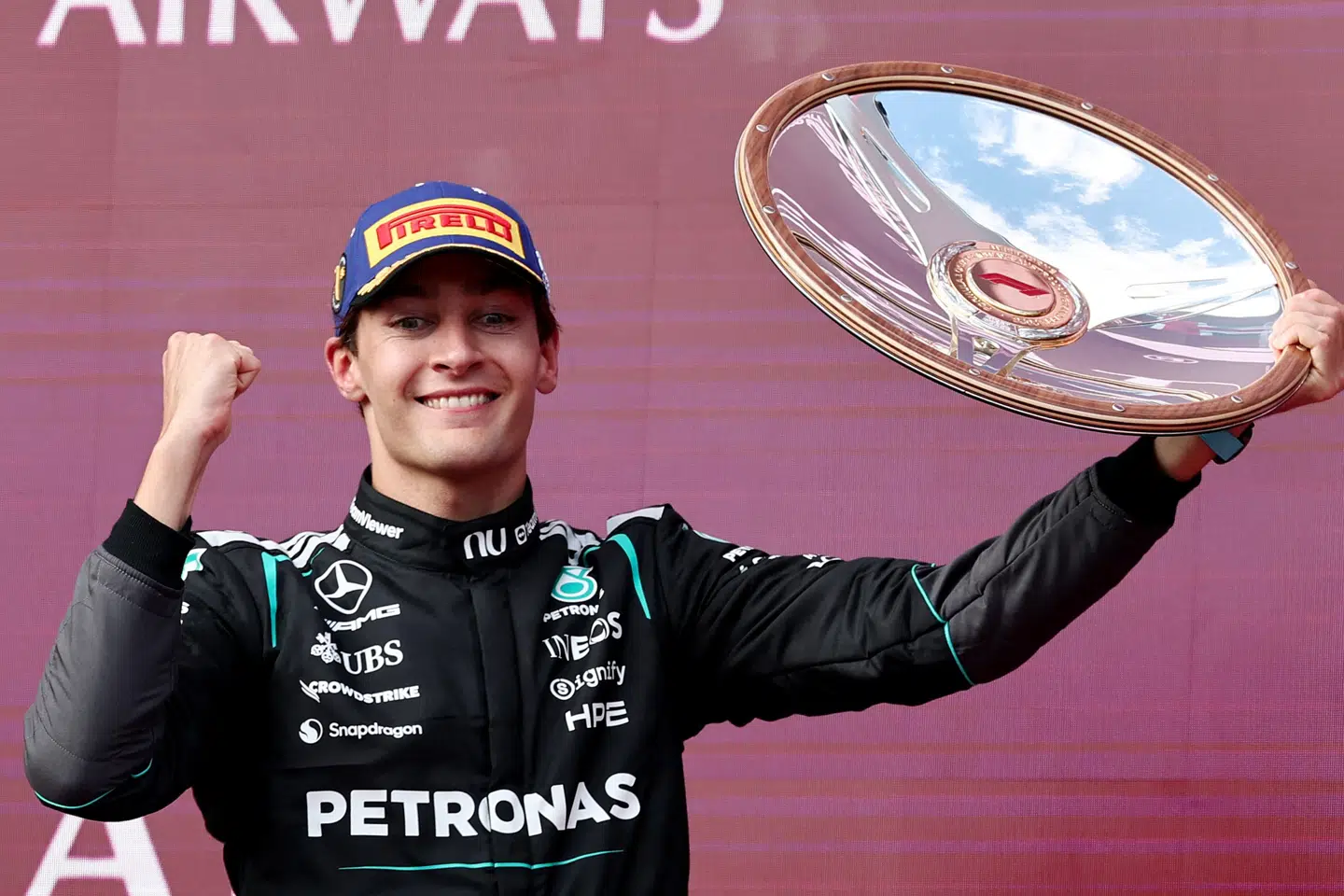 George Russell fremviser vindertrofæet fra sejren på Albert Park i Melbourne.